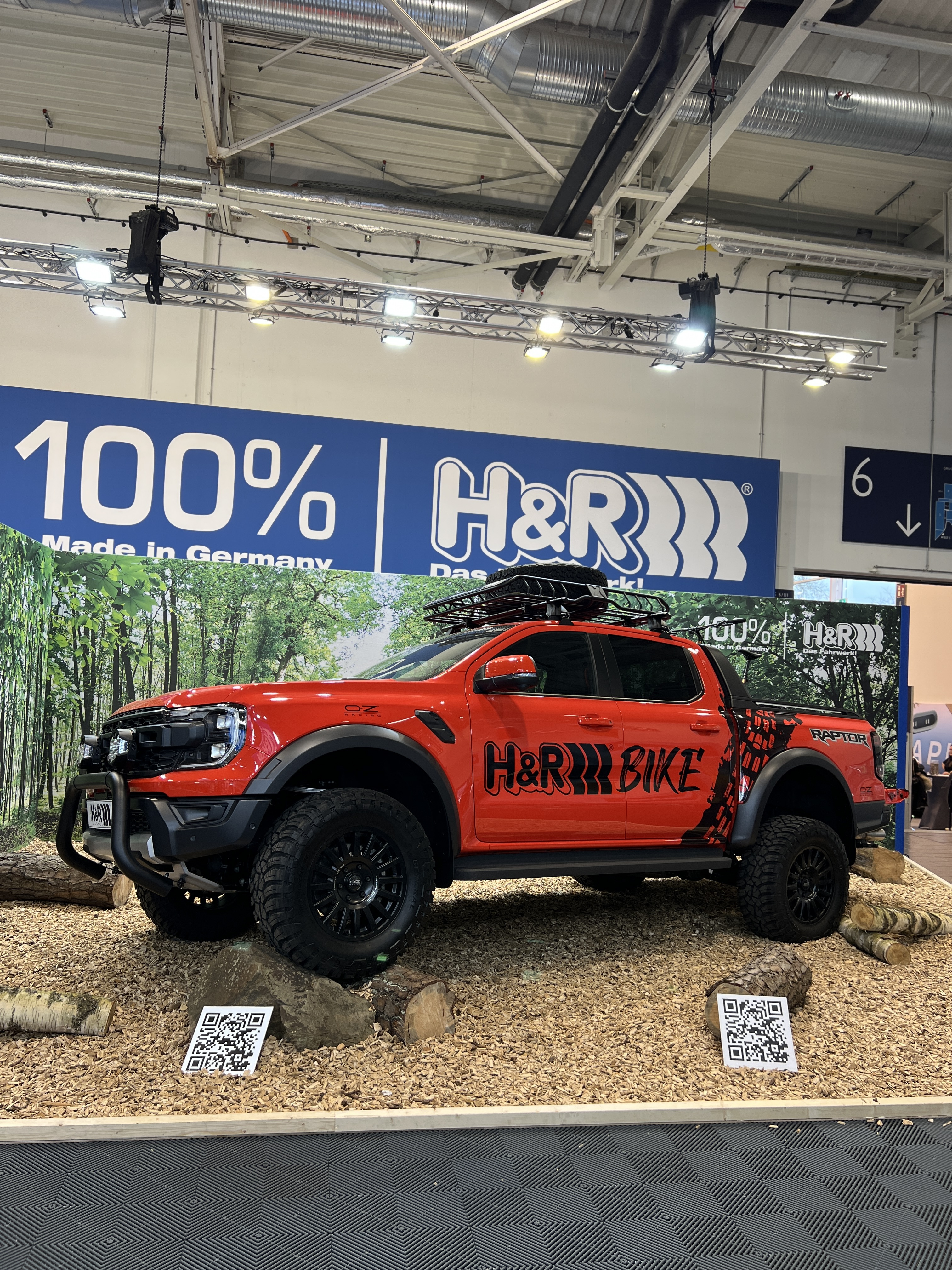 Roter Ford Ranger mit H&R Höherlegungsfedern und OZ Offroad-Felgen.