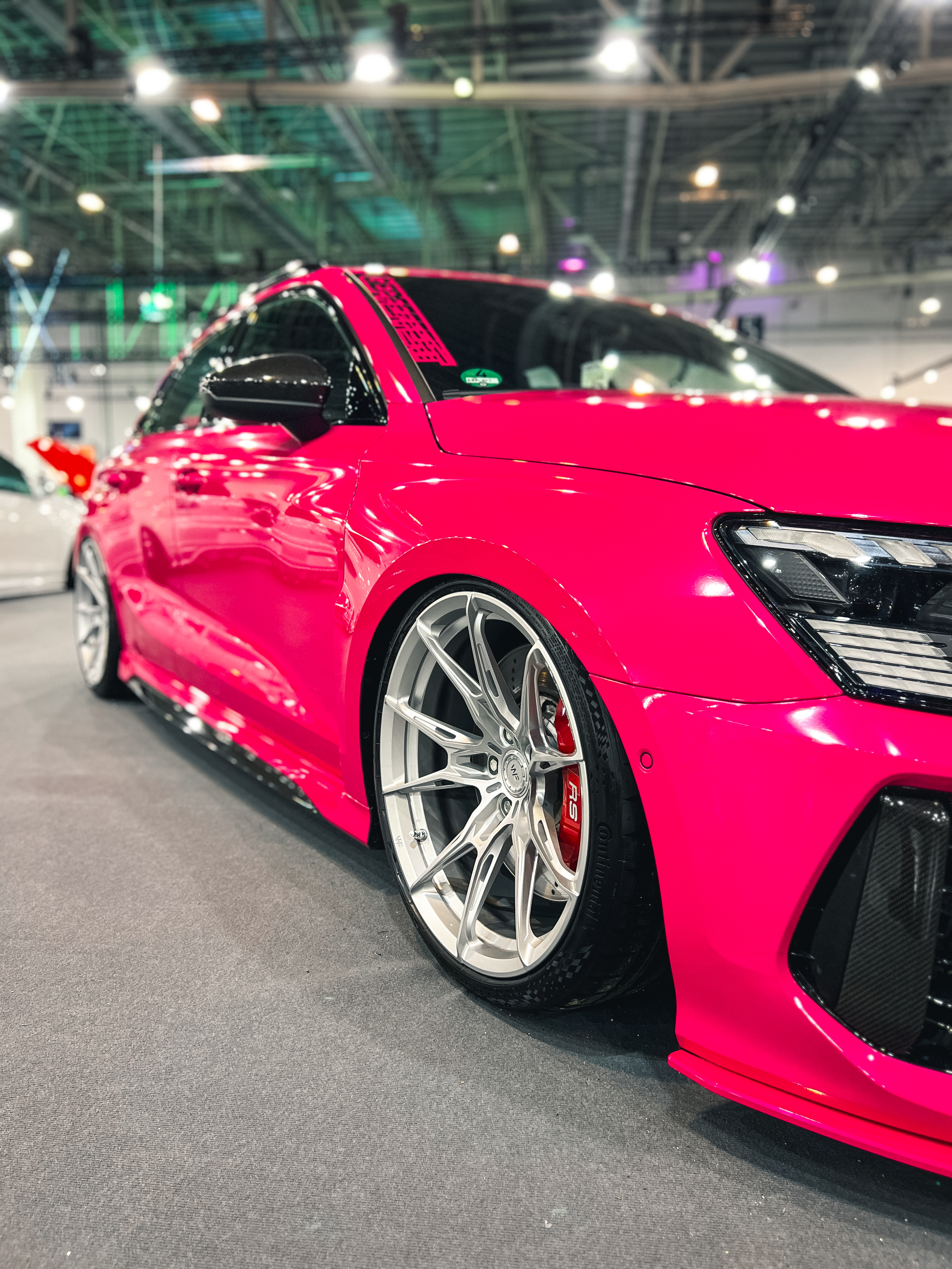 Pinker Audi RS mit Wheelforce Felgen.